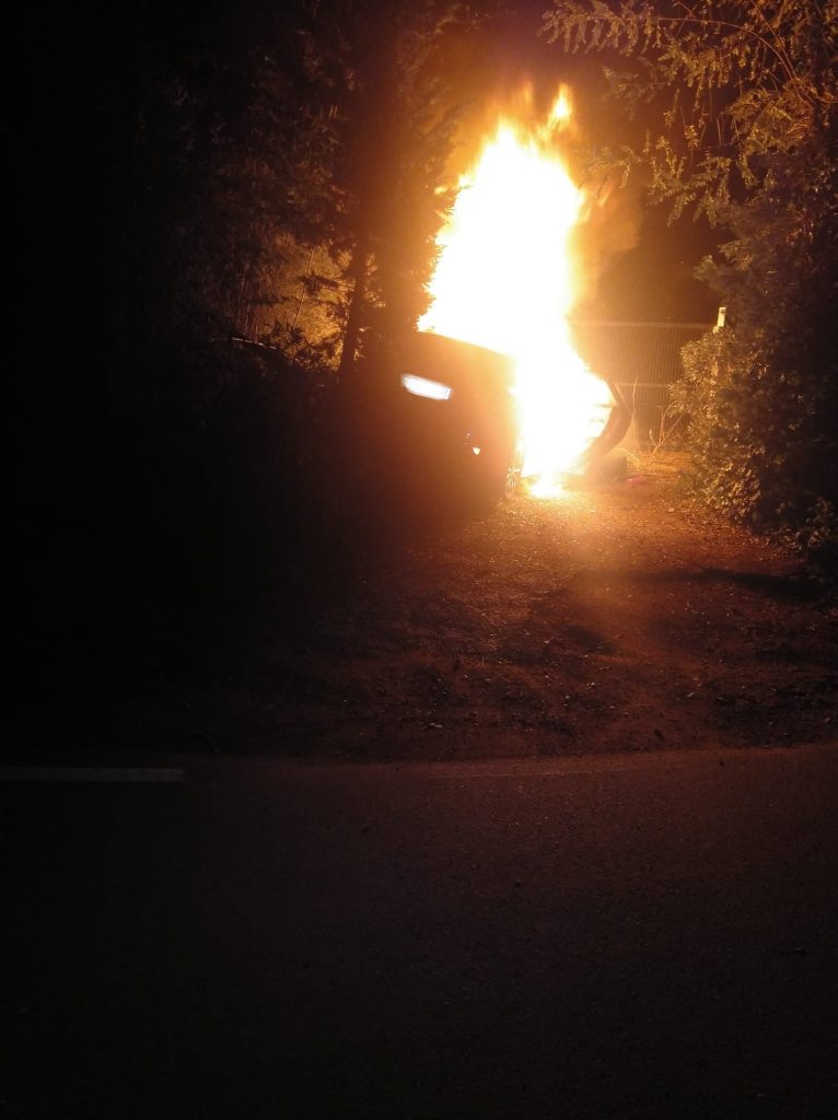 surt de la via vehicle en flames Tamariu